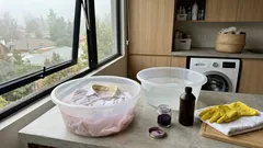 Cómo blanquear la ropa blanca y sacar manchas amarillas sin cloro con un doble baño casero